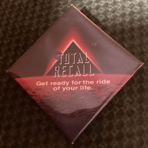 Vintage 1990 TOTAL RECALL Promo Pinback Pin Button Schwarzenegger - Picture 4 of 4